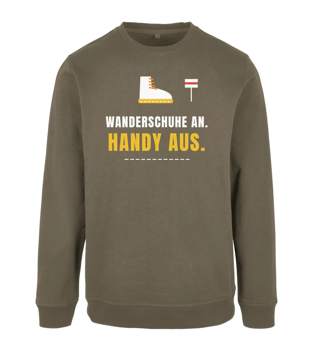 Outdoor - Wanderschuhe an, Handy aus Sweatshirt in Olive